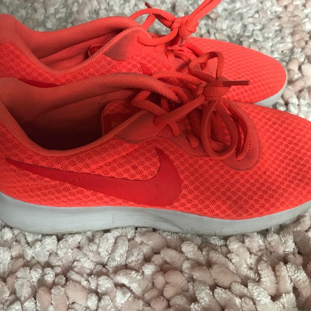 nike tanjun bright pink/ orange size 9W like new